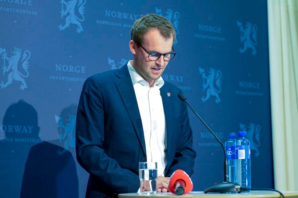 Bildet er Kjell Ingolf Ropstad. Han står i dress og ser ned på papirer som ligger på en talerstol. Han står foran en blå vegg. Foto: Annika Byrde / NTB