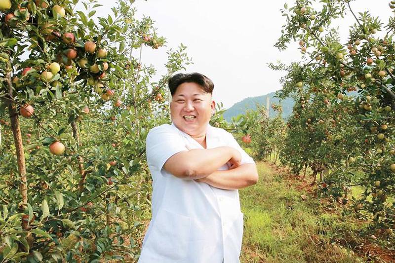 Bildet viser Kim Jong-un som smiler under et besøk på en fruktgård.