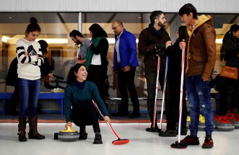Yazidier fra Kurdistan prøver curling.