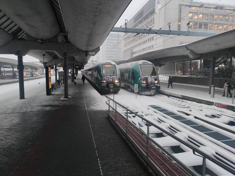 Bildet er av to tog som står på Oslo S. De står i spor 18 og 19. Folk må gå en undergang eller opp til Oslo S for å bytte tog, siden de er på ulik plattform. Foto: Arnfinn Storsveen / Klar Tale