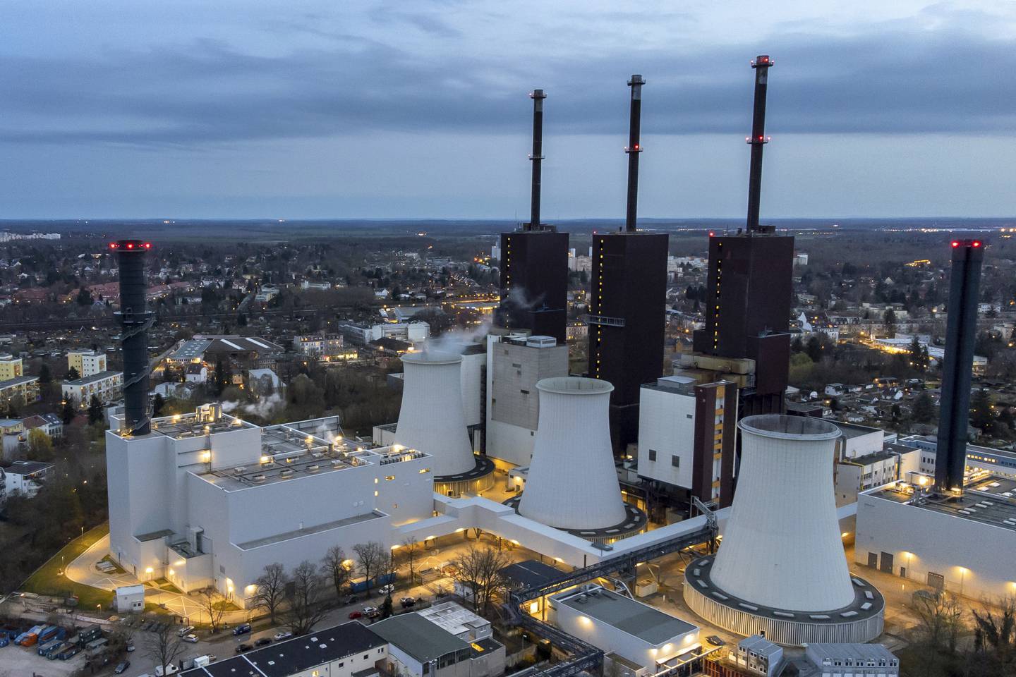 Tyskland er et av landene som er sterkt avhengig av russisk gass. Her er et av landets gassdrevne kraftverk i hovedstaden Berlin. Foto: Michael Sohn / AP / NTB