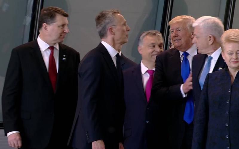 Bildet viser Donald Trump som dytter Dusko Markovic til side. De står blant en gruppe statsledere.