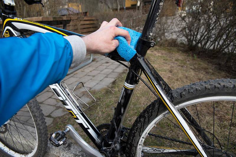 SVAMP: En myk svamp er bra å vaske deler av sykkelen med.
