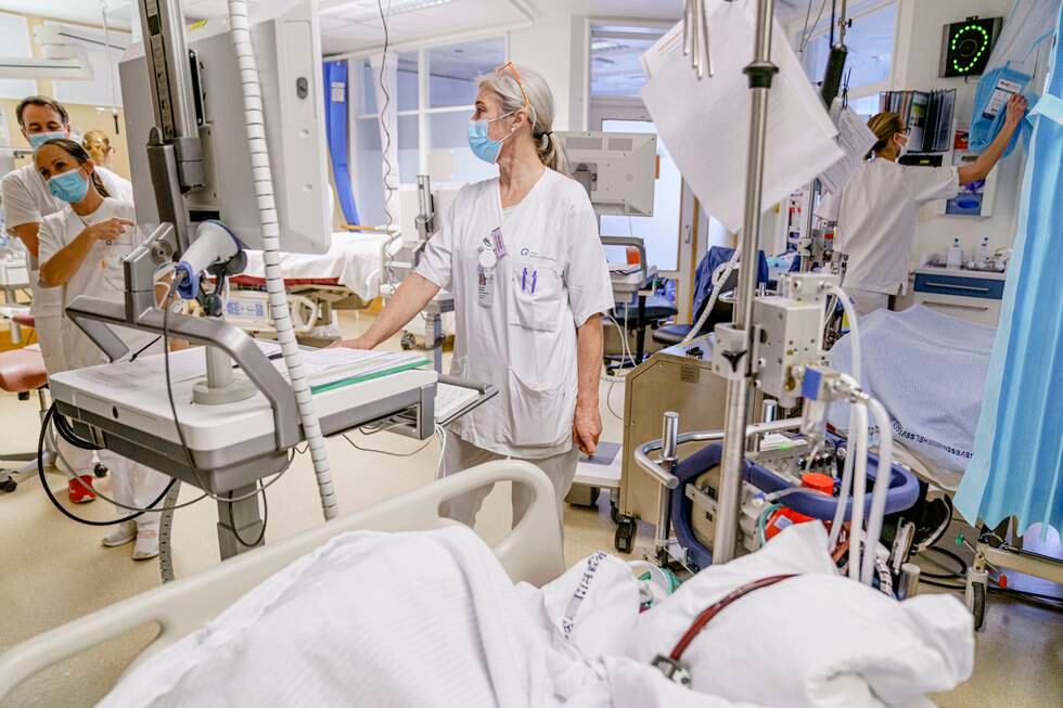 Bildet viser intensivsykepleier Susanne Haugeto som overvåker en pasient på generell intensiv 1 på Rikshospitalet i Oslo. Foto: Stian Lysberg Solum / NTB