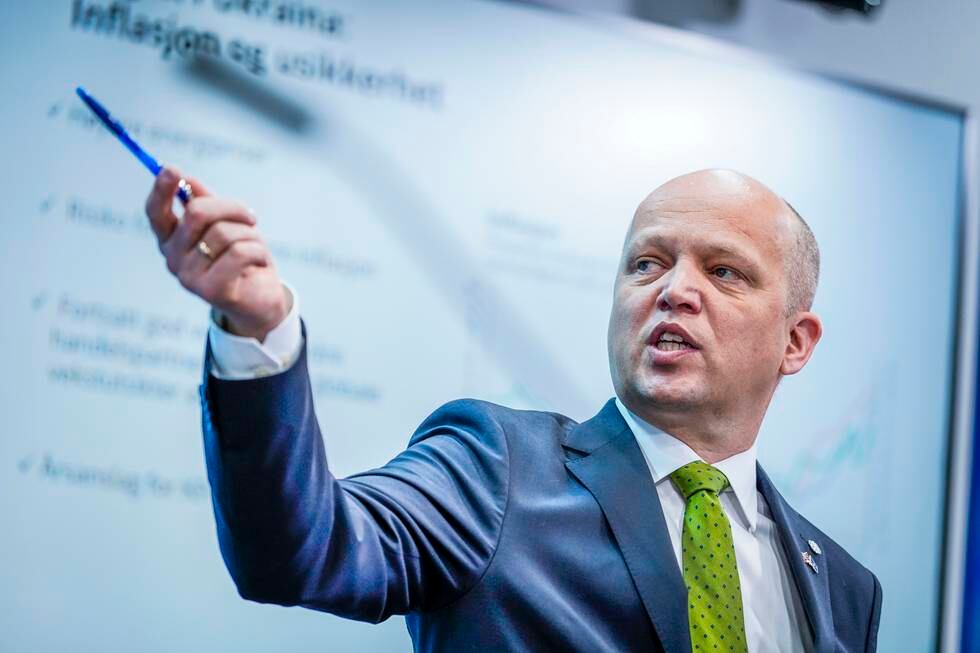 Bildet er av finansminister Trygve Slagsvold Vedum. Han peker mot en skjerm med en penn. Han har på seg grå dress, hvit skjorte og et grønt slips. Foto: Håkon Mosvold Larsen / NTB