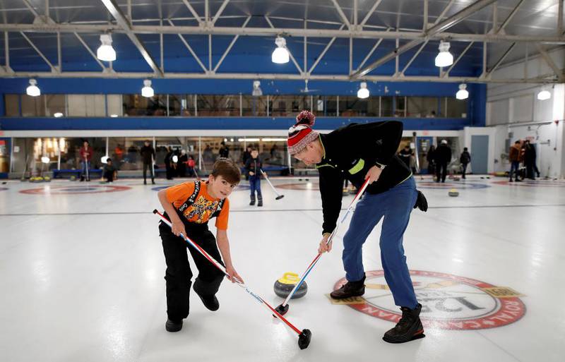 Jim Creeggan er kanadier. Han spiller curling til vanlig. Her lærer han bort sporten til en gutt fra Kurdistan.