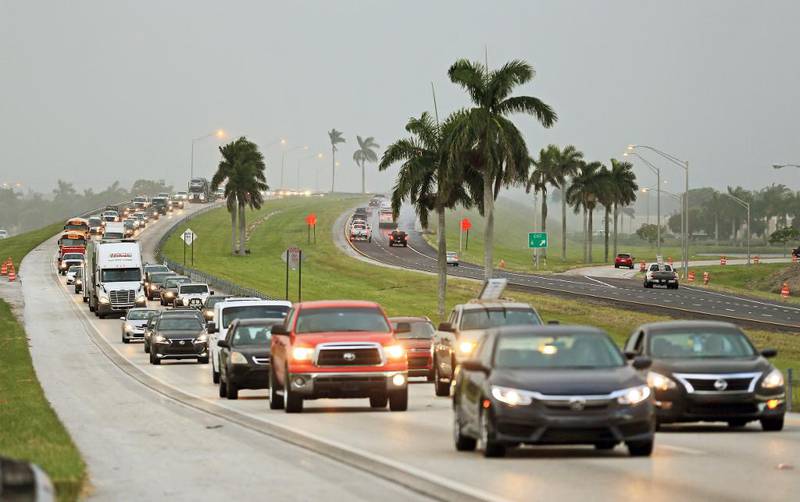 Bildet viser en kø av biler på en motorvei.
