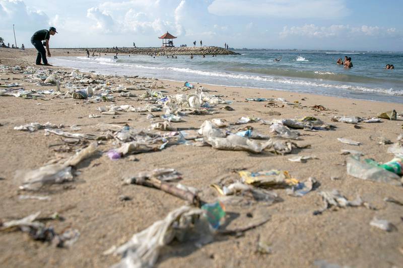 Bildet viser en forsøplet strand på Bali.