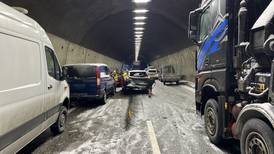 Stor ulykke i tunnel på E18