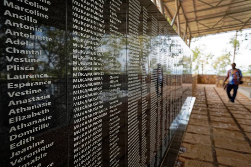 Bildet viser en minnetavle med navn på drepte i folkemordet i Rwanda.