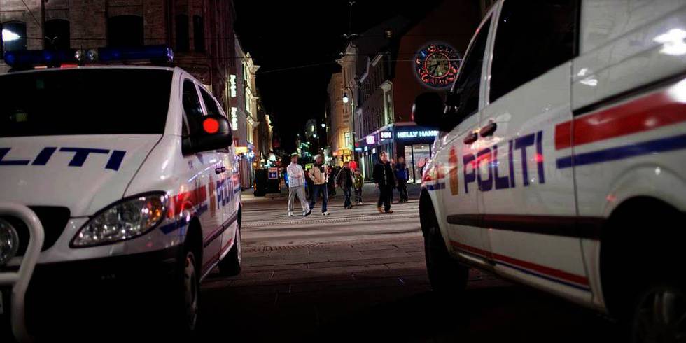 Bildet viser politibiler i Oslo sentrum på natten.