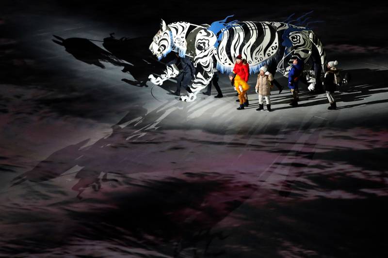 Bildet viser en hvit, pyntet tiger under åpningsseremonien i Sør-Korea.