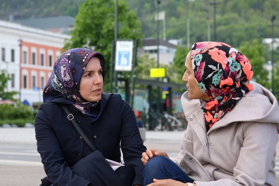 Bildet viser Kolsom Husseinbor (til høyre) og Emine Turgut som snakker. De er nyutdannede bydelsmødre.