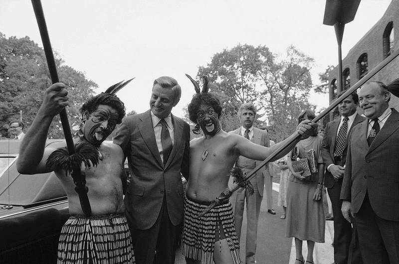 Bildet viser to maorikrigere sammen med Walter Mondale i 1979. Walter Mondale var visepresident i USA.  