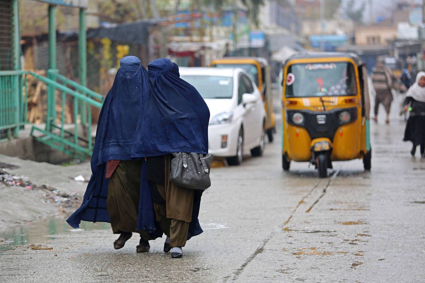 Bildet viser afghanske kvinner i burka. Kvinner har mistet flere rettigheter etter Taliban overtok makta igjen.