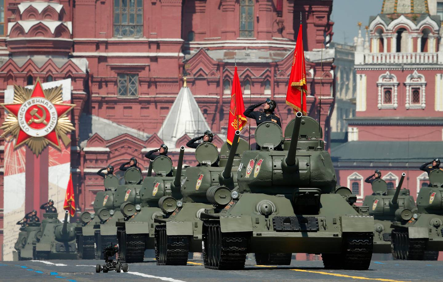 Bildet er av russiske panservogner som kjører over Den røde plass i Moskva.