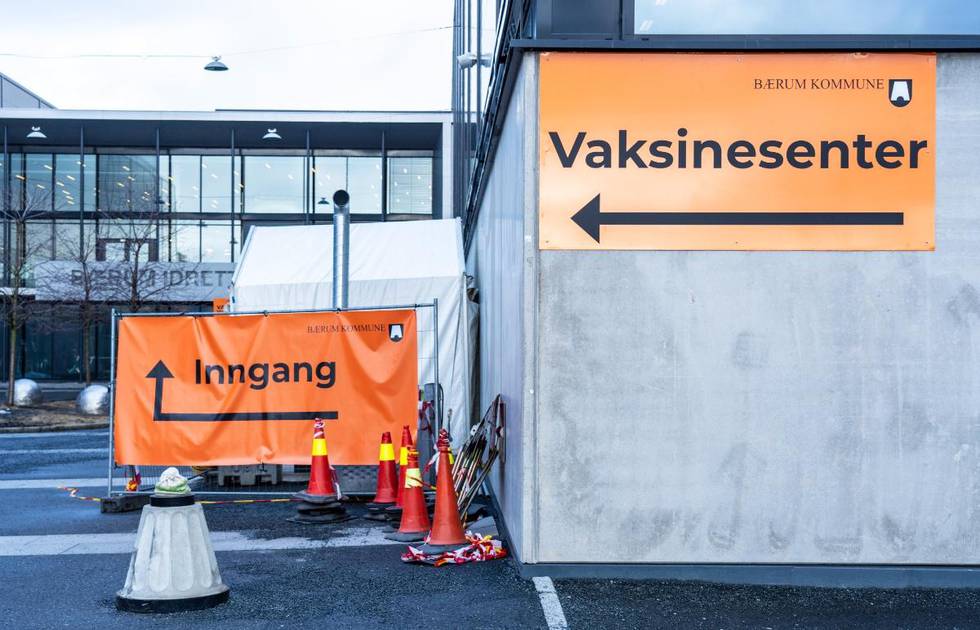 Bildet er tatt fra et vaksinesenter i Bærum. Det står "Vaksinesenter" og pil i retning inngang.
