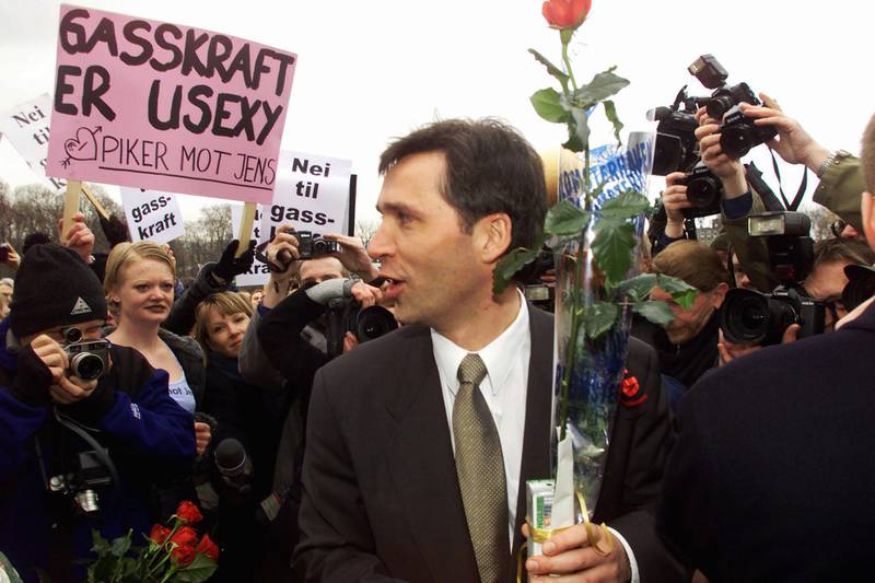 Bildet viser Stoltenberg omringet av presse og folk. På en plakat står det: «Gasskraft er usexy. Piker mot Jens».