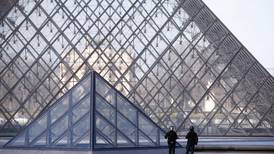 Mann skutt på museum i Paris