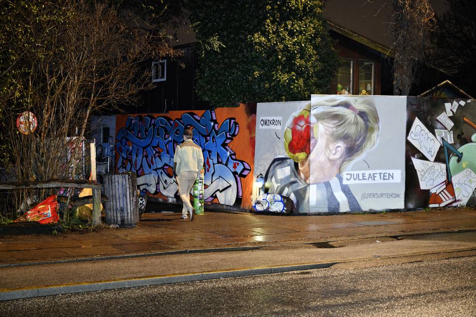 Fotografiet har blitt kunst på hjørnet av en lang vegg med graffiti ved Christiania i København. Foto: Philip Davali / Ritzau Scanpix / NTB