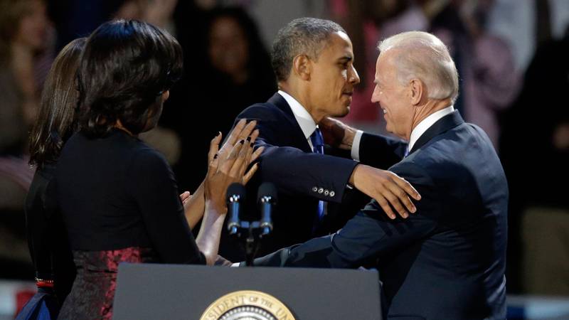 Bildet viser Barack Obama som gir Joe Biden en klem.