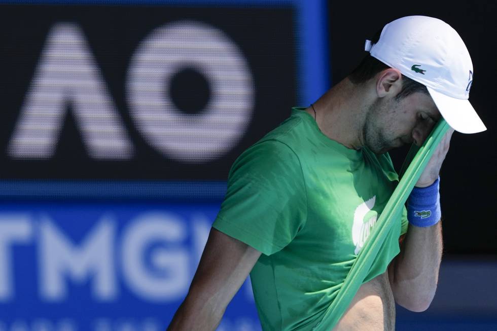 Novak Djokovic på trening i Australian Opens tennisanlegg i Melbourne torsdag. Dagen etter besluttet australske myndigheter å inndra serberens visum. Foto: Mark Baker / AP / NTB