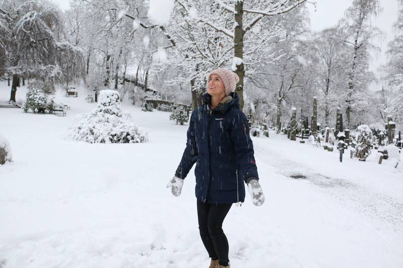 Bildet viser Marlena Nagadowska i et landskap med masse snø. Hun er veldig glad i den norske naturen. Hun er vant til snø i desember. Det pleier det å være hjemme i Polen, også. 