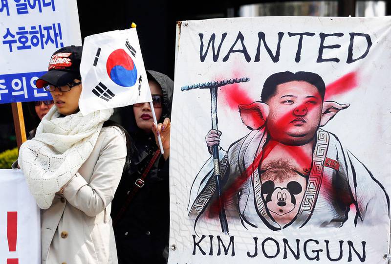 Bildet viser en plakat der Kim Jong-un er tegnet som en gris.