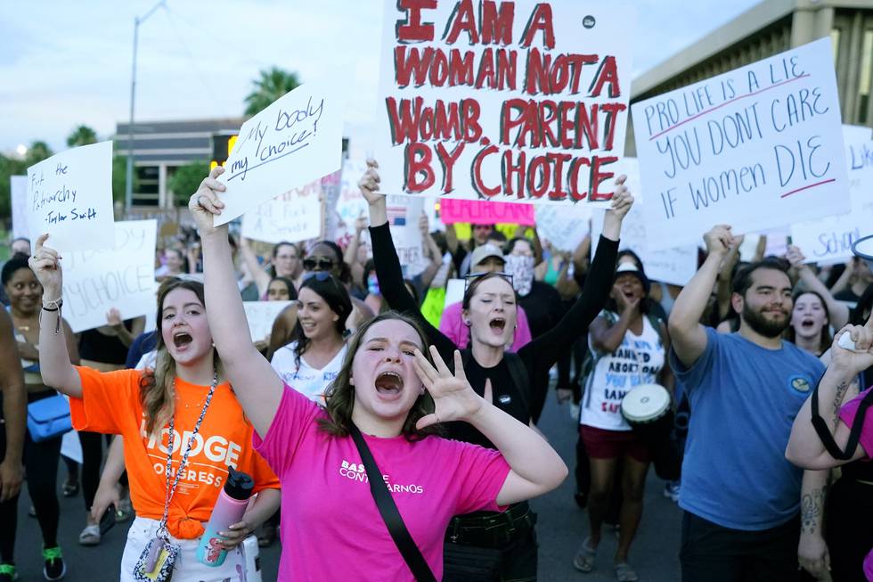 Mange har demonstrert i delstater i USA i helgen. Bildet viser at tusener av demonstranter masjerte ved rådhuset i Phoenix i Arizona. Det var i protest mot at høyesterett har opphevet retten til abort i USA.