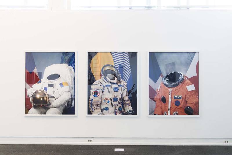 Bildet viser tre fotografier av romdrakter uten mennesker inni. De er laget av Ove Kvavik.