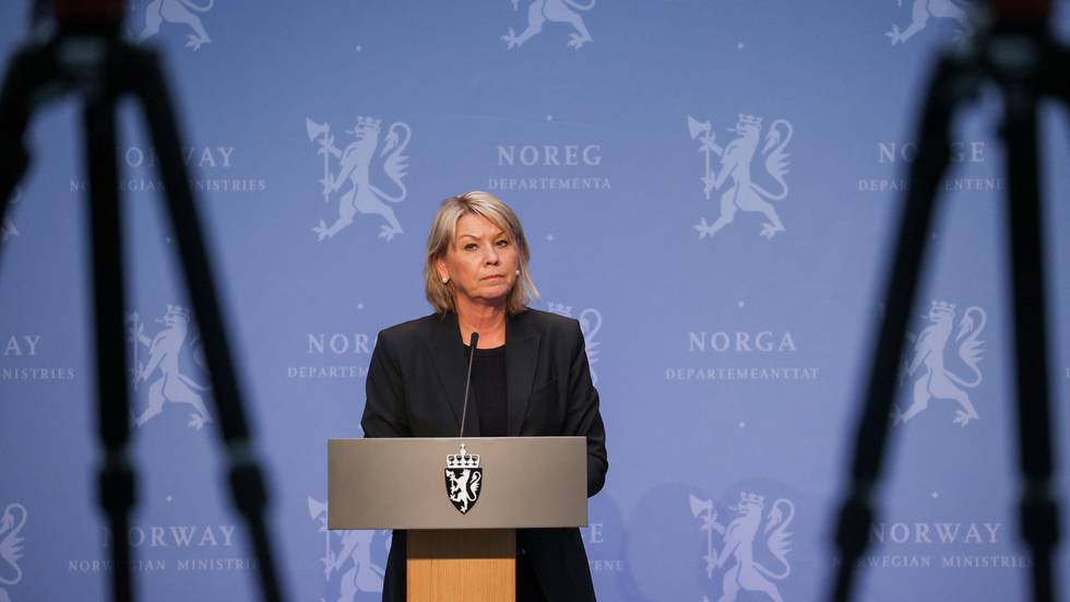 Bildet viser justisminister Monica Mæland på en pressekonferanse.