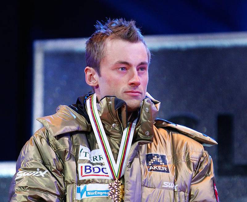 Bildet viser Petter Northug på seierspallen med tårer i øynene. Det var stort for ham å vinne gull på 30-kilometeren under VM i Oslo i 2011.
