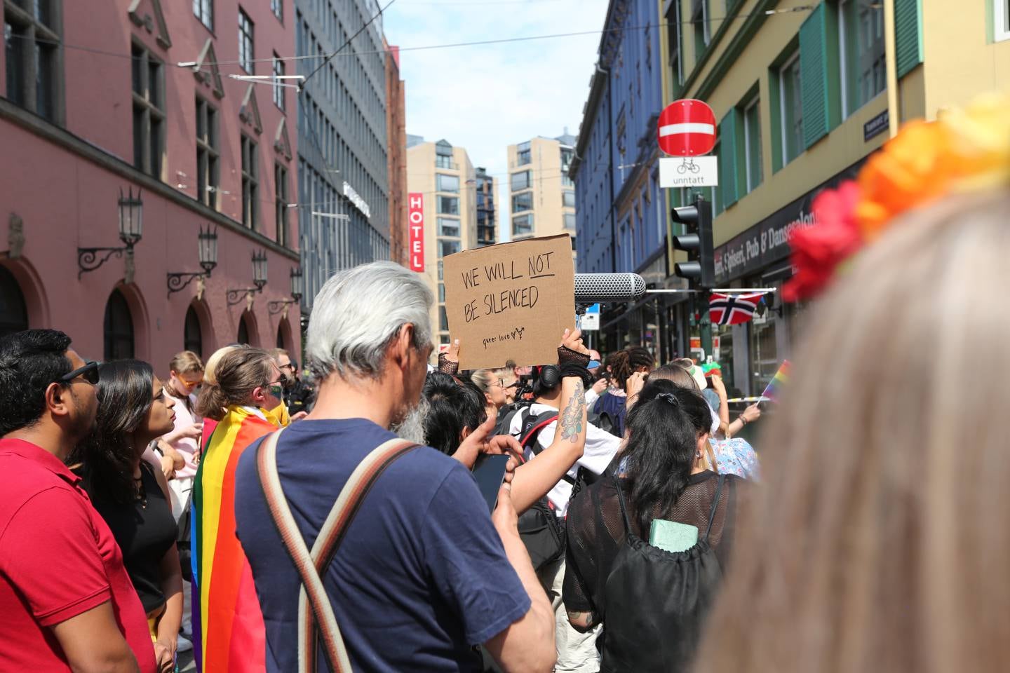 Bildet viser folk i den spontane Pride-paraden. Den bar et skilt.