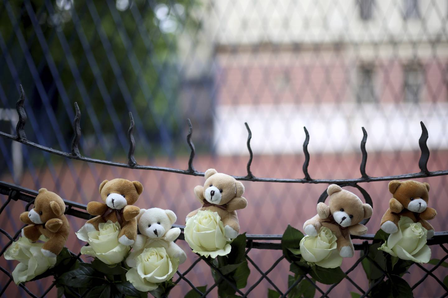 Flere hadde hengt opp bamser ved gjerdet til skolen. Sju elever ble drept da en 13-åring åpnet ild. Foto: Armin Durgut / AP / NTB