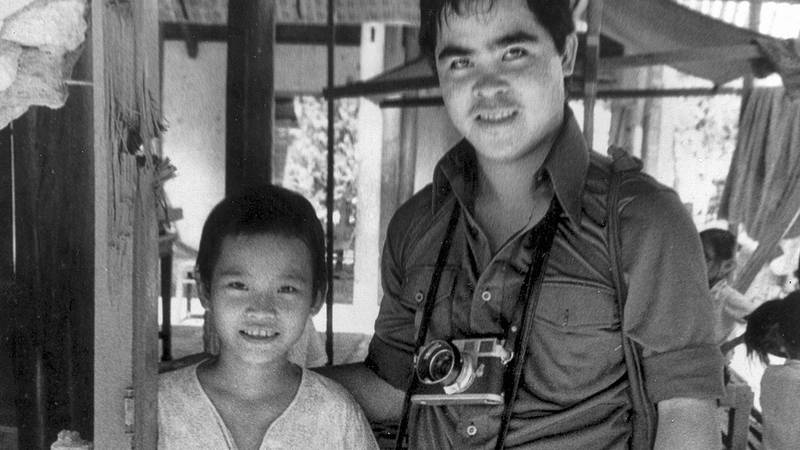 Bildet viser Kim sammen med fotografen som tok bildet.