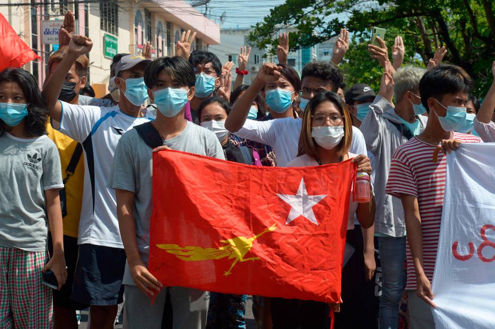 Bildet viser demonstranter i Myanmar.