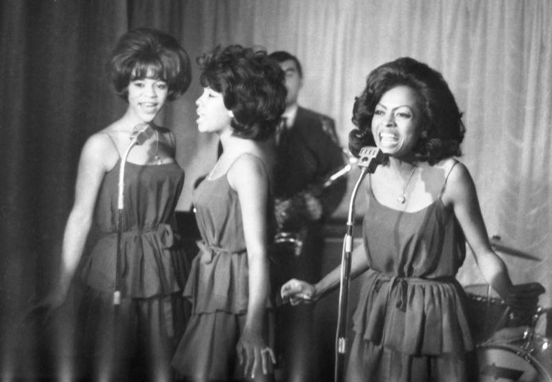 Bildet viser bandet The Supremes i 1964.