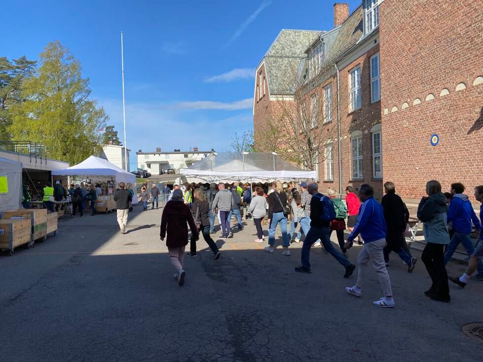 Bildet viser folk som løper inn på et loppemarked i Oslo.