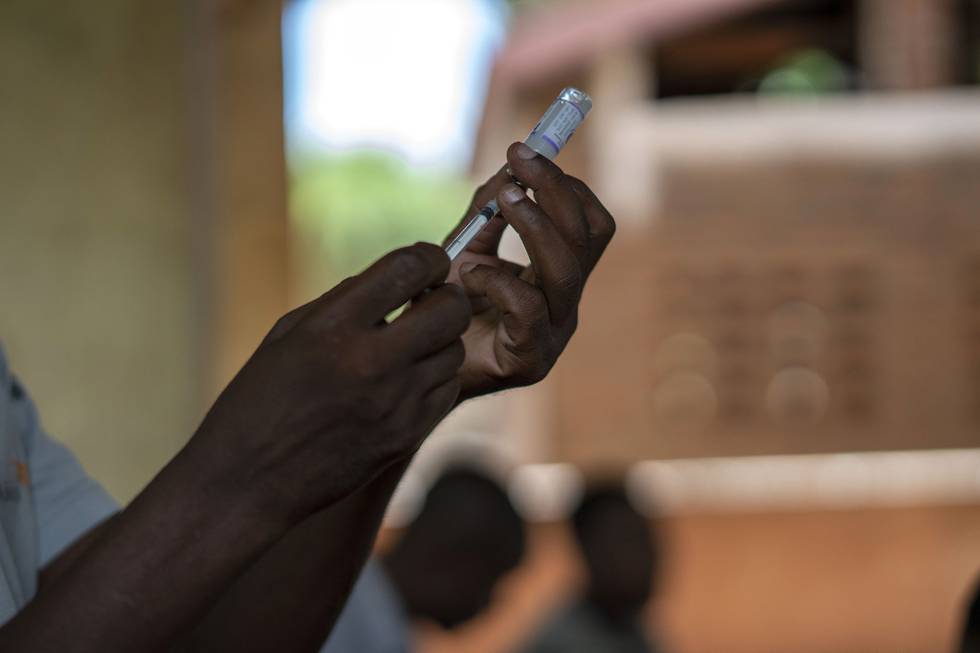 En helsearbeider forbereder vaksinasjon av innbyggere i landsbyen Tomali i Malawi, der barn har deltatt i testing av malariavaksinen siden 2019. Arkivfoto: Jerome Delay / AP / NTB