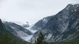 – Turisme ødelegger for isbreene