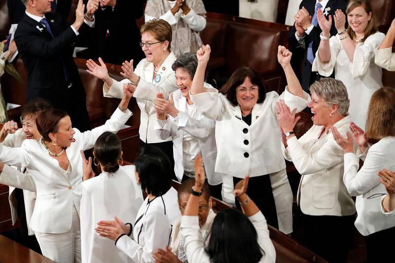 Bildet viser kvinner kledd i hvitt i Kongressen i USA.