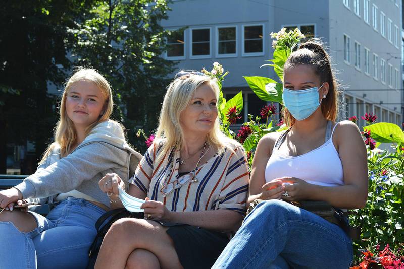 TAR ANSVAR: Enya Rusnes Hoff Viste, Anne Rusnes og Carmen Helmersen Otnæs har alle kjøpt seg munnbind. De vil hindre spredning av korona.