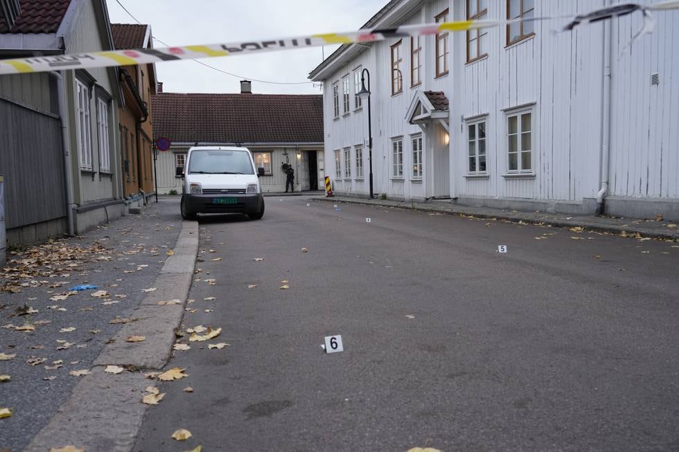 Politiet fortsetter arbeidet på Kongsberg etter at en mann drepte fem personer torsdag. Foto: Terje Bendiksby / NTB