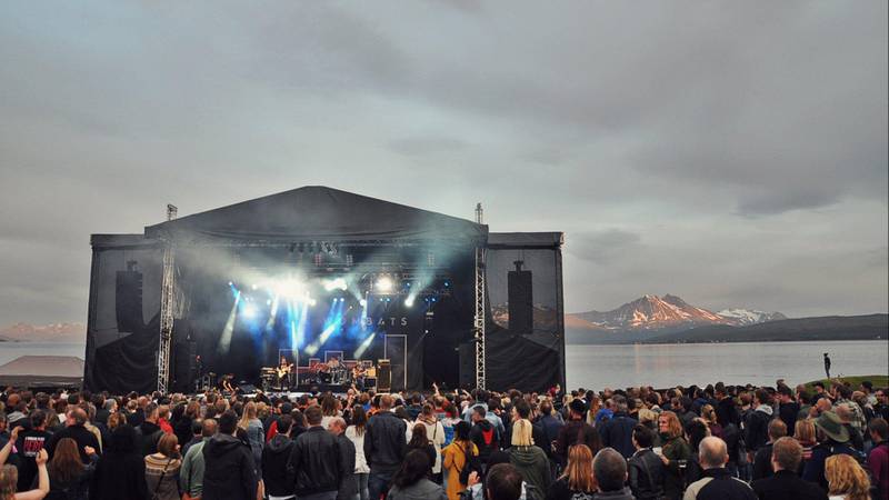 Bildet viser scenen, publikum og landskap på Buktafestivalen i Tromsø.