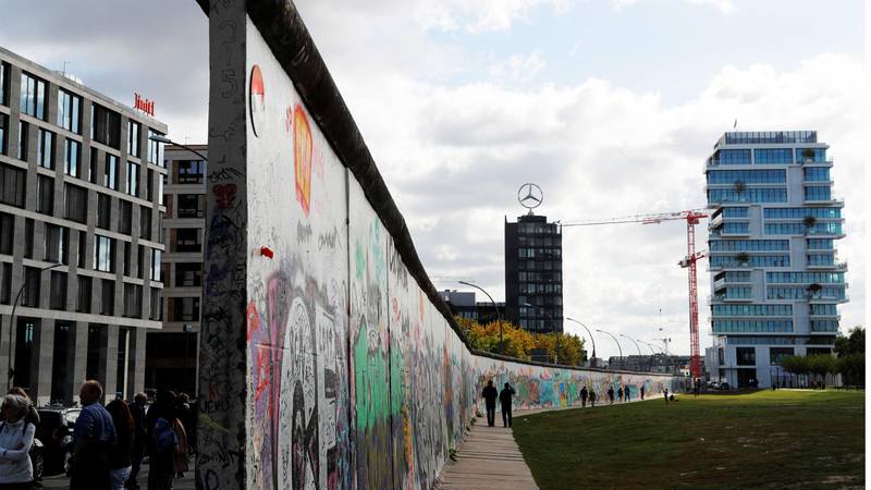 Bildet viser en del av Berlinmuren som står igjen.