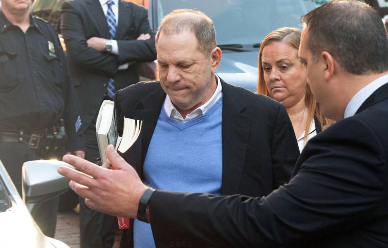 Bildet viser filmprodusenten Harvey Weinstein som er på vei inn til politiet i New York.
