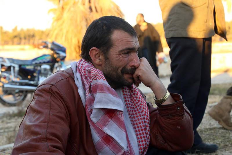 Bildet viser en mann som gråter. Han er kommet seg ut av ødelagte Øst-Aleppo.