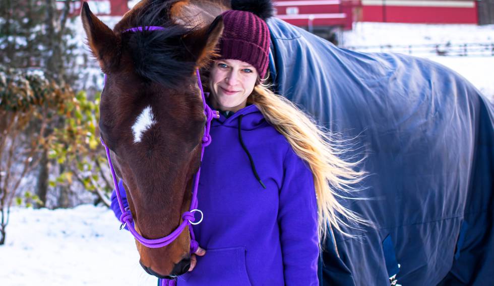 Bildet viser Anna Bieniek sammen med hesten Syriusz.