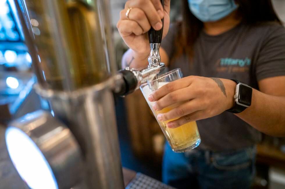 Bildet viser en person som skjenker øl på en bar.
Foto: Heiko Junge / NTB