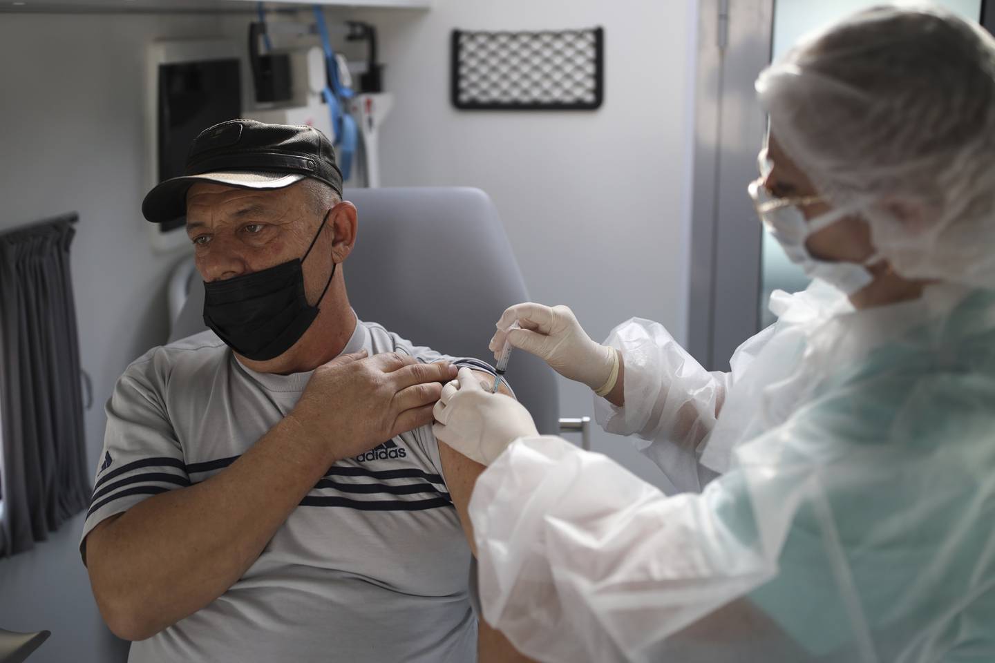 En sykepleier gir en dose av Sputnik V-vaksinen til en pasient i Krymsk. Foto: Vitalij Timkiv / AP / NTB